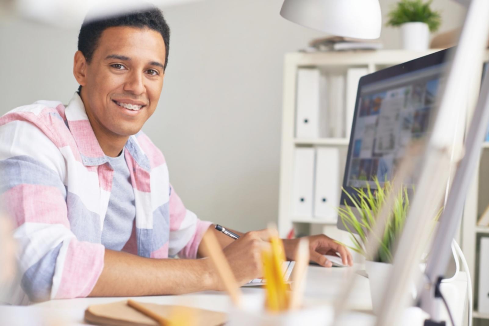 Moderner Arbeitsplatz mit Finanzunterlagen und digitalen Tools