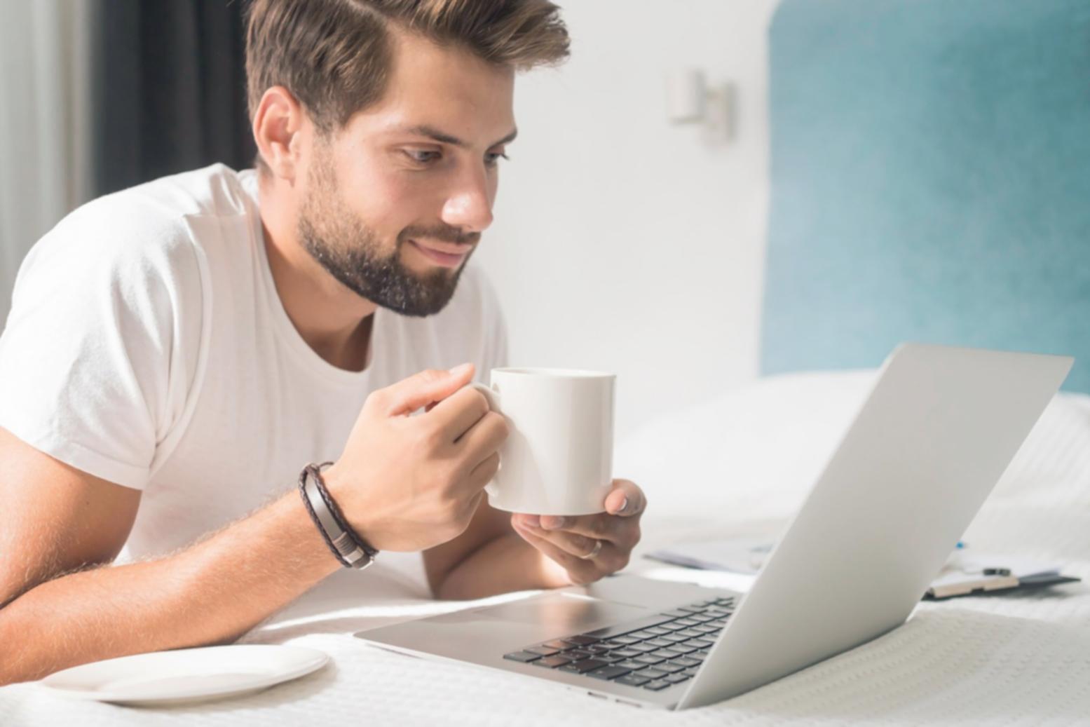 Budgetplanung am Laptop mit Notizen